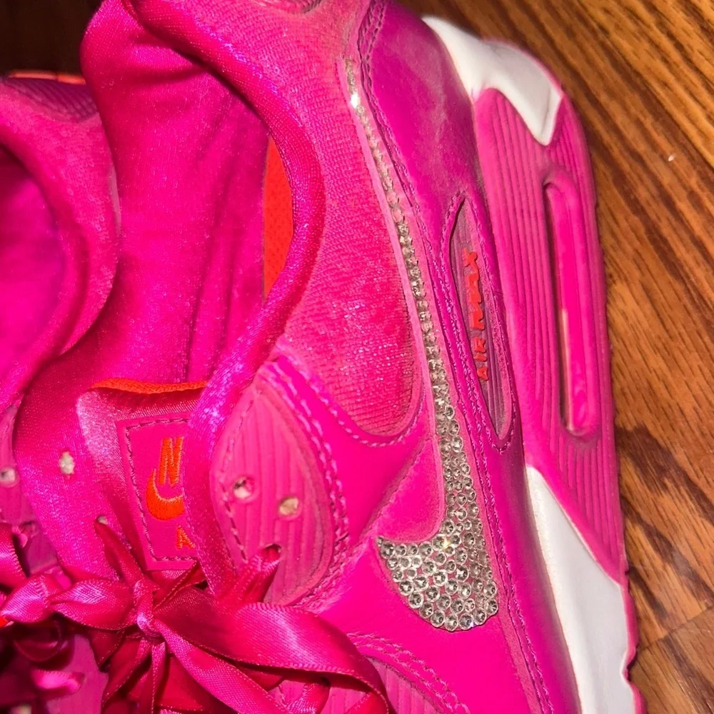 Nike vibrant fuchsia
